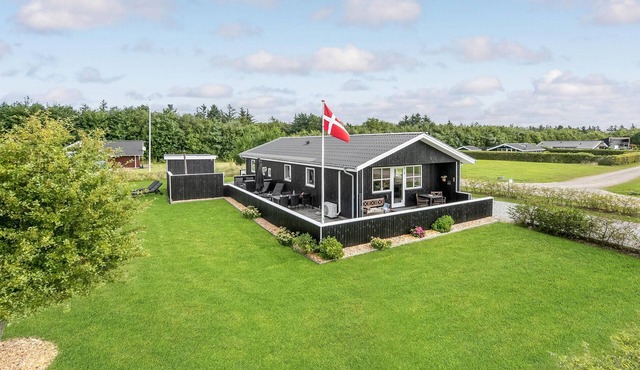 Nice home in Hemmet with WiFi