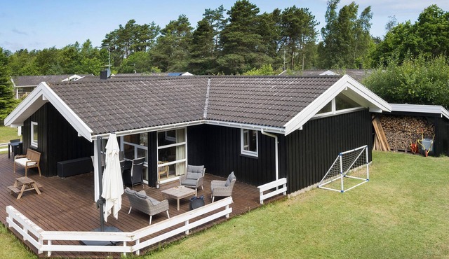 Nice home in Højby with WiFi