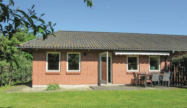 Nice home in Humble with kitchen