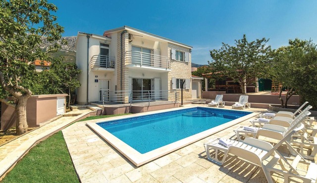 Nice home in Kastel Gomilica