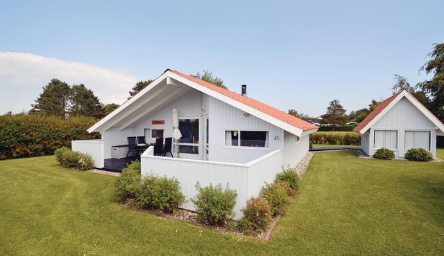 Nice home in Karrebæksminde with sauna