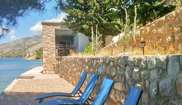 Nice home in Karlobag with WiFi