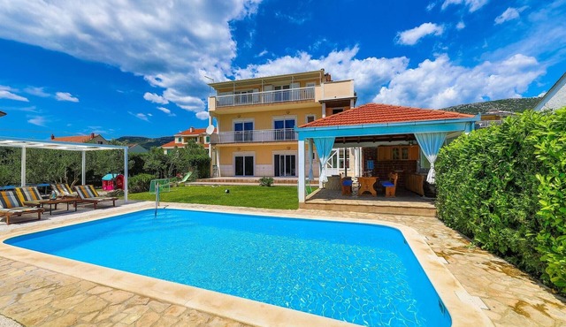 Nice home in Kastel Luksic with sauna