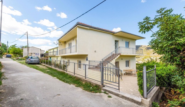 Nice home in Kucice with WiFi