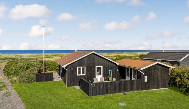 Nice home in Løgstør with house a panoramic view