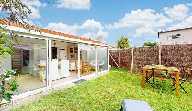 Nice home in L'épine with WiFi