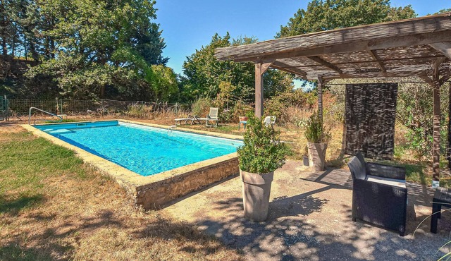 Nice home in La Tour-d'Aigues