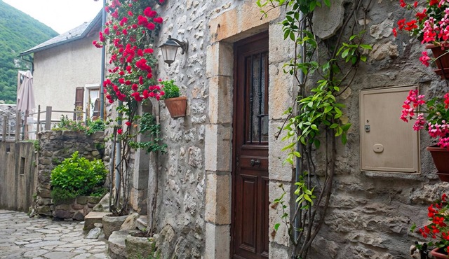 Nice home in La Malène with WiFi