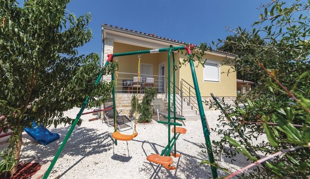 Nice home in Liznjan with WiFi