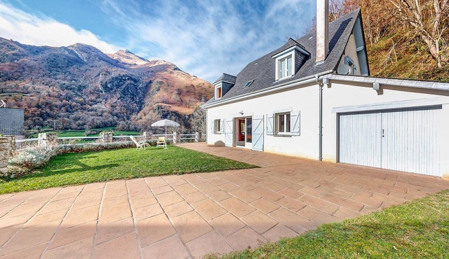 Nice home in Louvie-Soubiron