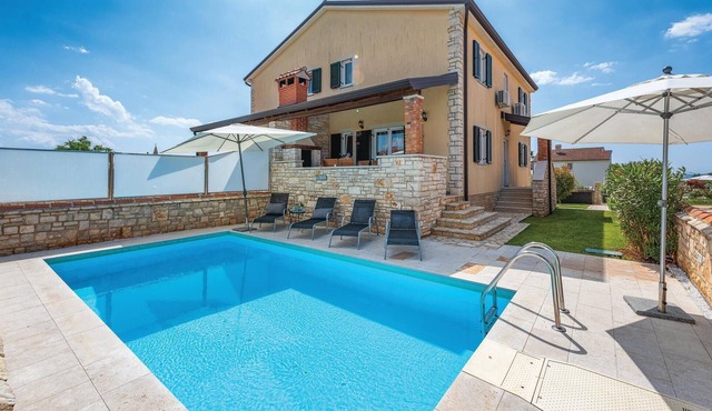 Nice home in Lovrecica