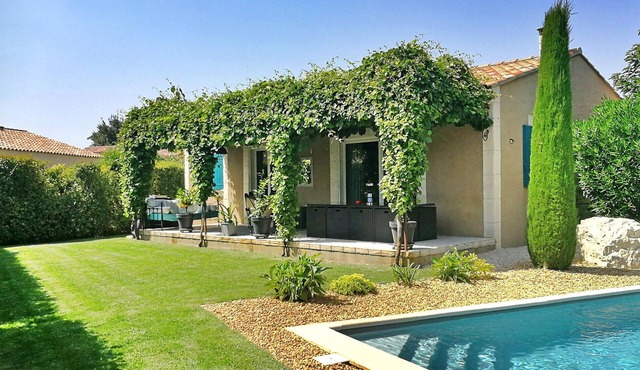 Nice home in Maillane