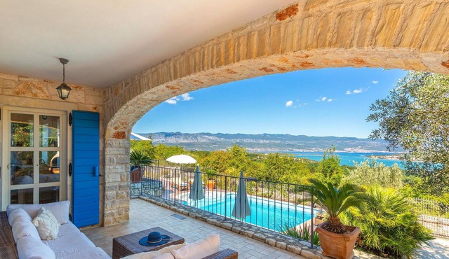 Nice home in Malinska