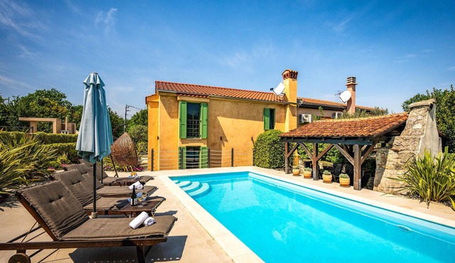 Nice home in Malinska