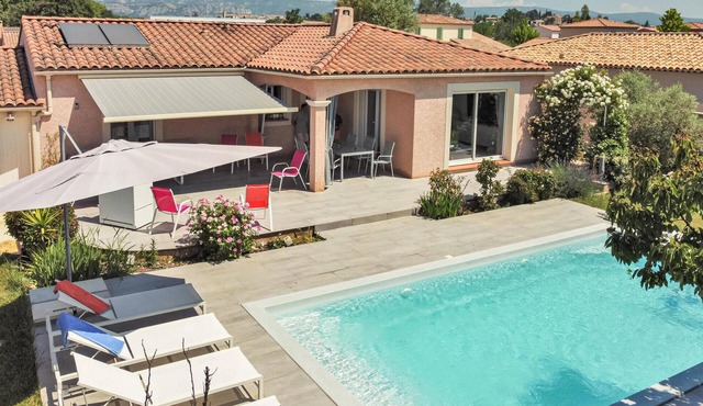 Nice home in Mallemort with private swimming pool, can be inside or outside