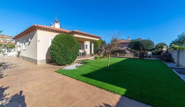 Nice home in MIAMI PLATJA with kitchen