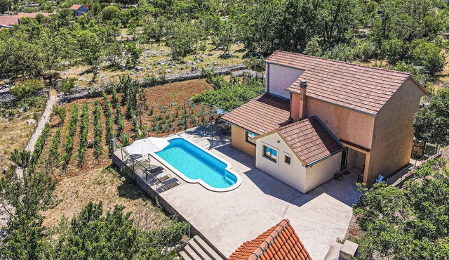 Nice home in Mravnica