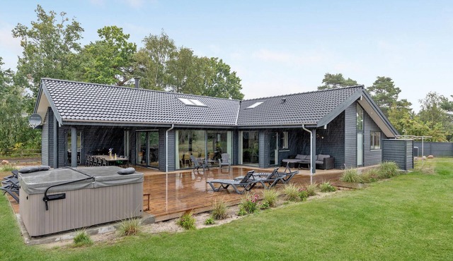 Nice home in Nexø with WiFi