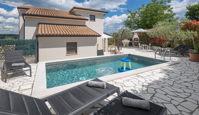 Nice home in Nova Vas