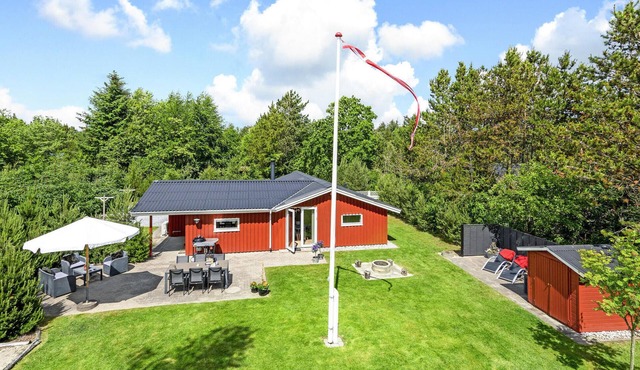 Nice home in Oksbøl with WiFi
