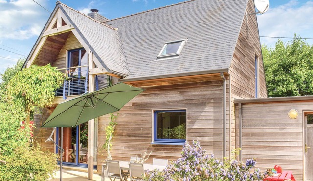 Nice home in Plounéour-Trez with sauna
