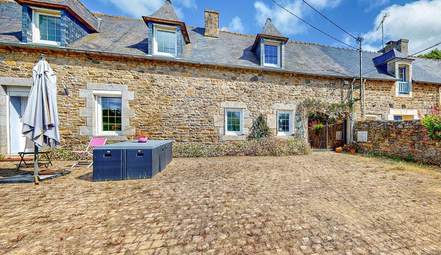 Nice home in Plouagat with WiFi