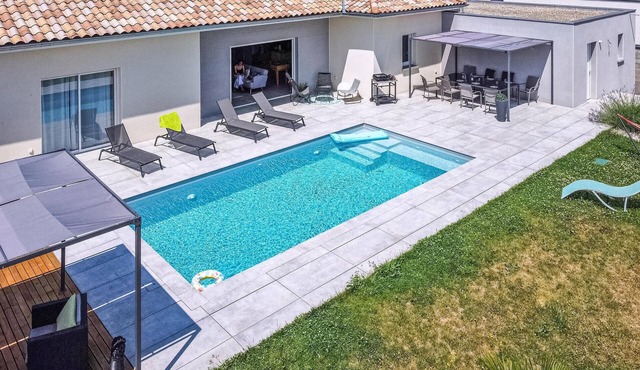 Nice home in pont-évêque