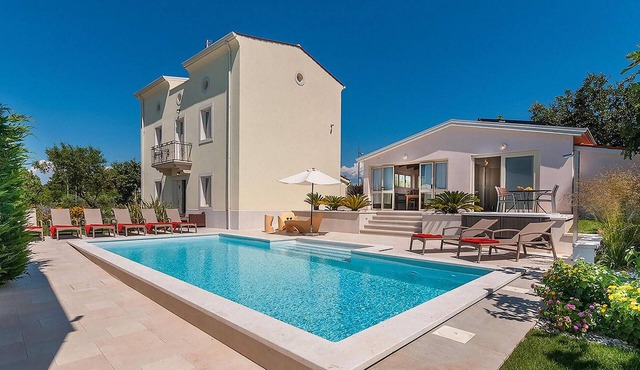 Nice home in Porec with sauna