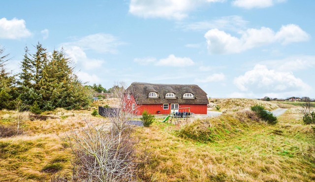 Nice home in Rømø with kitchen
