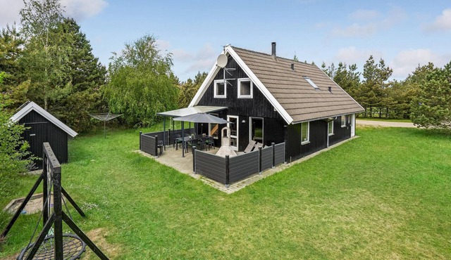 Nice home in Rømø with sauna