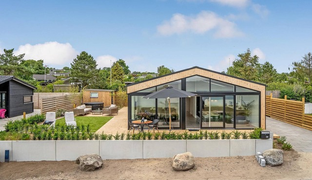 Nice home in Rønde with house sea view