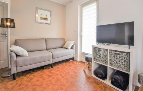 Nice Home In Saint-Aubin-Sur-Mer