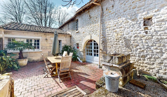 Nice home in Saint-Simon with private swimming pool, can be inside or outside