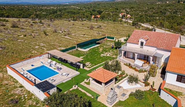 Nice home in Sedramic with outdoor swimming pool