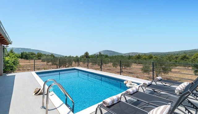 Nice home in Seget Gornji