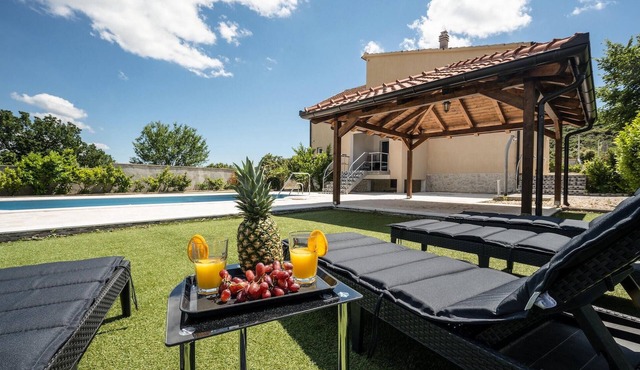 Nice home in Sibenik with sauna