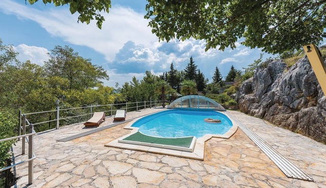 Nice home in Siveric with WiFi