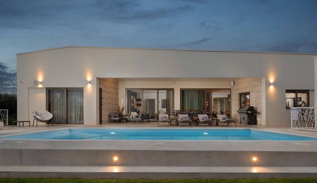 Nice home in Smokovic