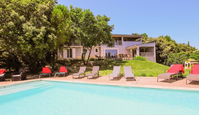 Nice home in Suze-La-Rousse with WiFi