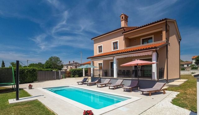 Nice home in Svetvincenat