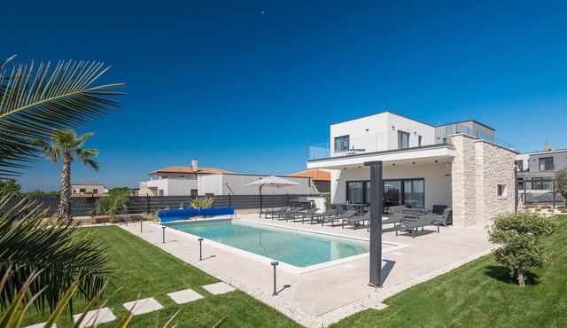 Nice home in Tar with private swimming pool, can be inside or outside