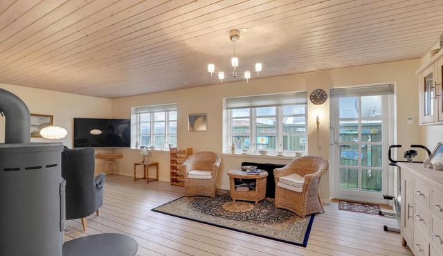 Nice home in Thyborøn with WiFi