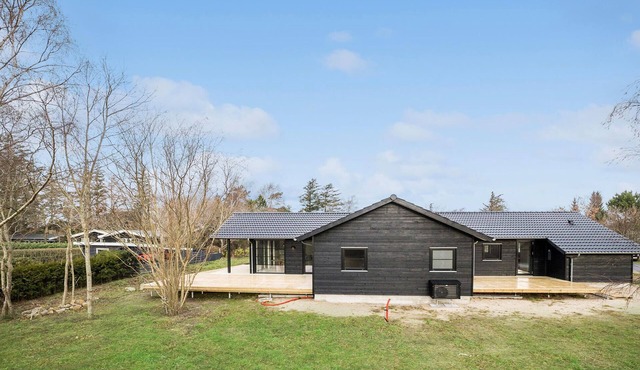 Nice home in Tisvildeleje with WiFi