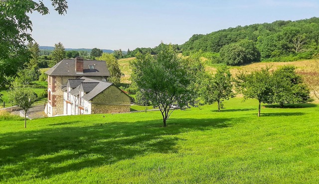 Nice home in VAUXAILLON with WiFi
