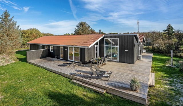 Nice home in Vejers Strand with kitchen