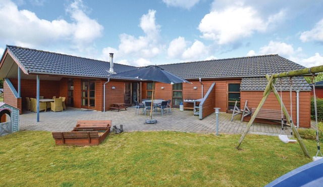 Nice home in Vinderup with WiFi