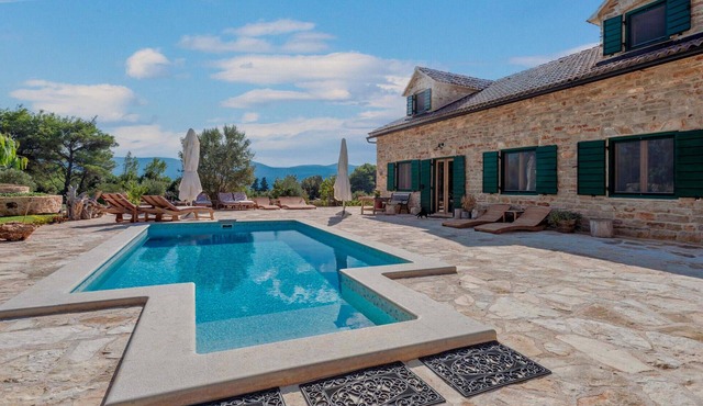 Nice home in Vrboska with WiFi