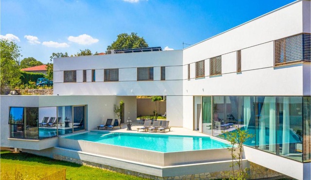 Nice home in Zmijavci with Private swimming pool, Outdoor swimming pool and Swimming pool