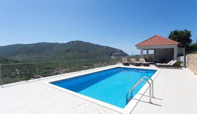 Nice home in Zrnovnica