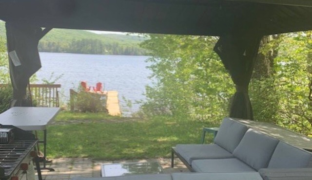 Nice house directly on the lake. Must be rented 31 days or more.